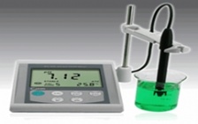  在進行pH測試時，探頭與儀器設置應注意哪些問題？