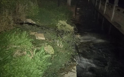 湖北荊州市排污囗&ldquo;一堵了之&rdquo; 造成生活污水倒灌街面 群眾反映強烈